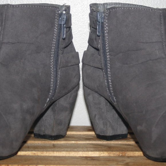 Size 10 - ARDENE Boots - Almost New - Picture 1 of 5